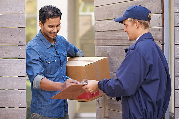 Shot of a young man making a home deliveryhttp://195.154.178.81/DATA/i_collage/pi/shoots/783457.jpg