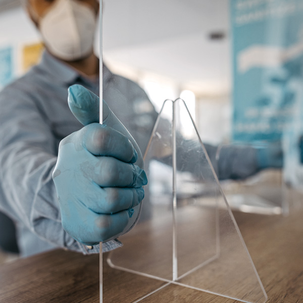 setting-up-plexiglass Setting up plexiglass